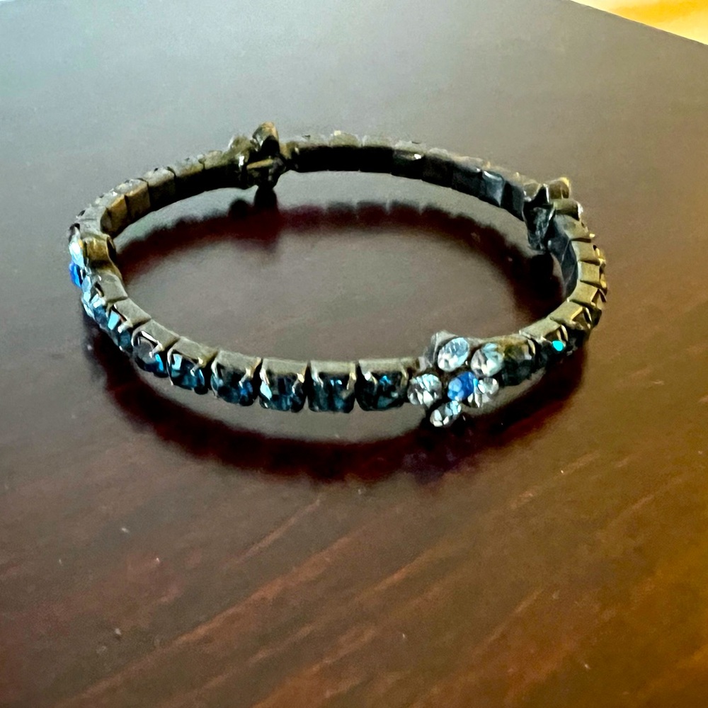 Bracelet with blue floral florals